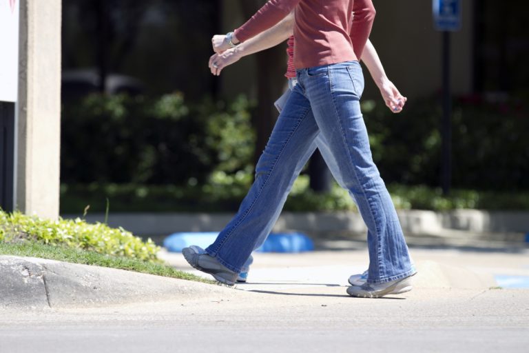 ¿Por qué movemos los brazos al caminar?