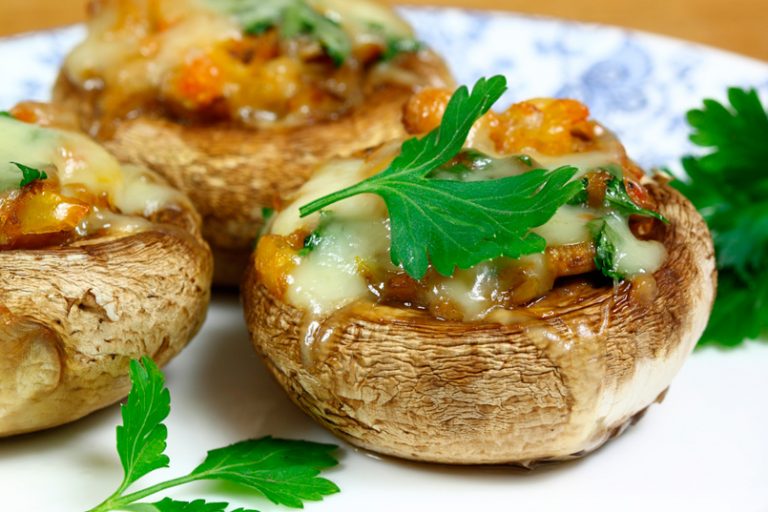 Champiñones rellenos con ensaladita de rúcula, nueces y duraznos