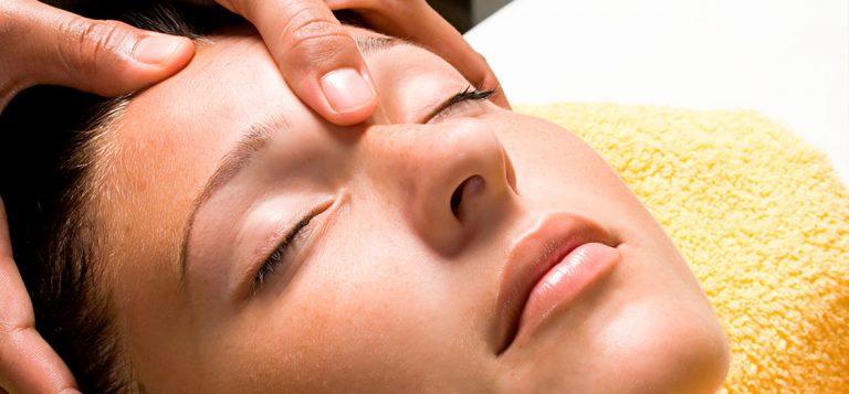 Cómo relajarse con un Shiatzu facial básico