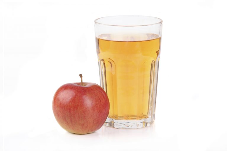 Zumo de manzanas para  la limpieza hepática