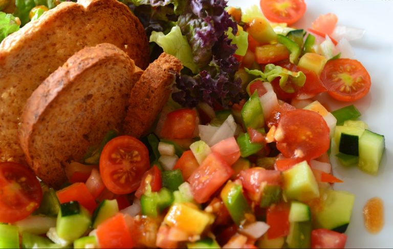 Ensalada navideña con vinagreta al gazpacho
