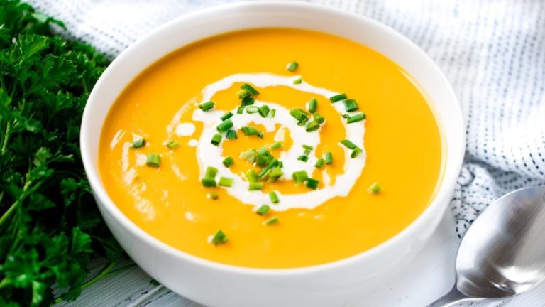 Sopita de zanahoria y limón con crema de castañas de cajú