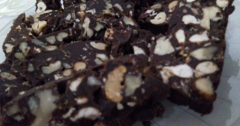 Turrón de chocolate, pasas y frutos secos