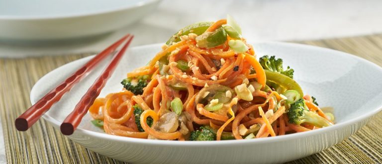 Quínoa con salteado de  coliflor y «fideos»  de zanahoria al curry