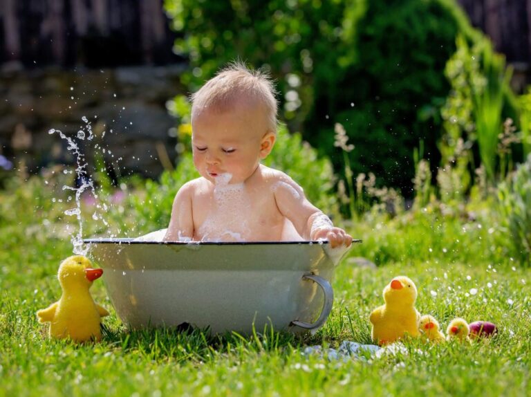 Bebés: baños, mimos y contacto
