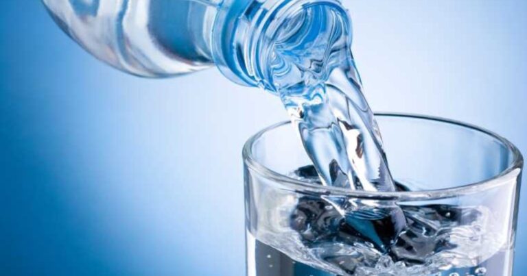 ¿Beber agua baja en sodio, reporta algún beneficio a los pacientes hipertensos?