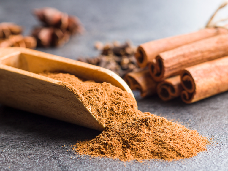 ¿La canela puede reducir la glucemia en personas con diabetes?