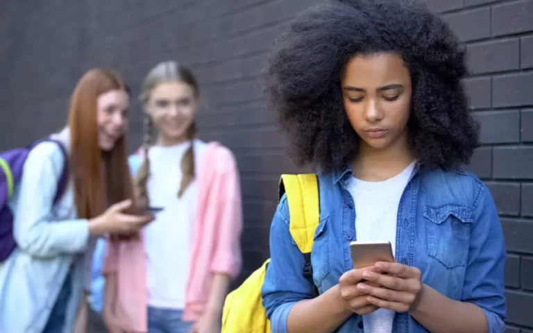 “FOMO” (miedo a quedarse afuera) y el exceso del uso de las redes sociales