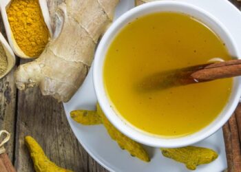 Vinagre de manzana con cúrcuma y jengibre