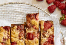 Cuadrados de frutos rojos y crumble
